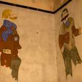 All'angolo posto alla fine del muro sono invece dipinti due soldati, dotati di uniforme rossiccia e pantaloni verdi: hanno folti baffi e sembra quasi stiano parlando tra di loro